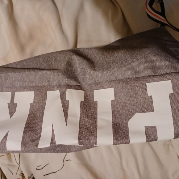 A pink Victoria's Secret handbag - Picture 2 of 5